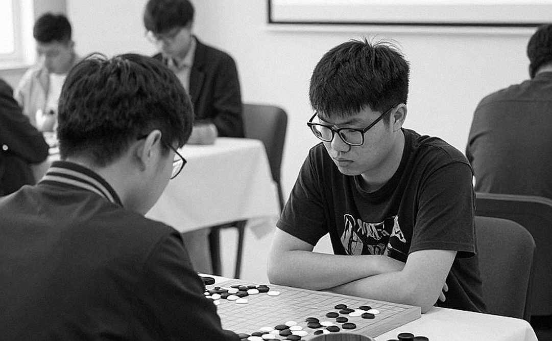 Giải vô địch cờ vua Mỹ: Liang hạ Niemann, và tấm áp phích khoác áo bản tin