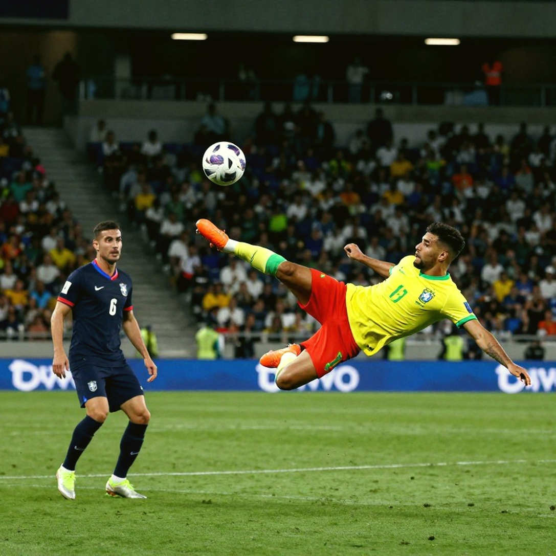 Hóa đơn điện sau ánh đèn pha: Khi lạm phát chạm vào túi tiền của bóng đá