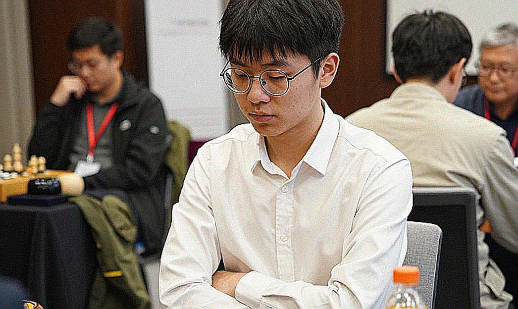 Samarkand, vòng 1: chín tỷ số 4-0 và khoảng lặng mà bảng điểm không kể Samarkand, vòng 1: chín tỷ số 4-0 và khoảng lặng mà bảng điểm không kể