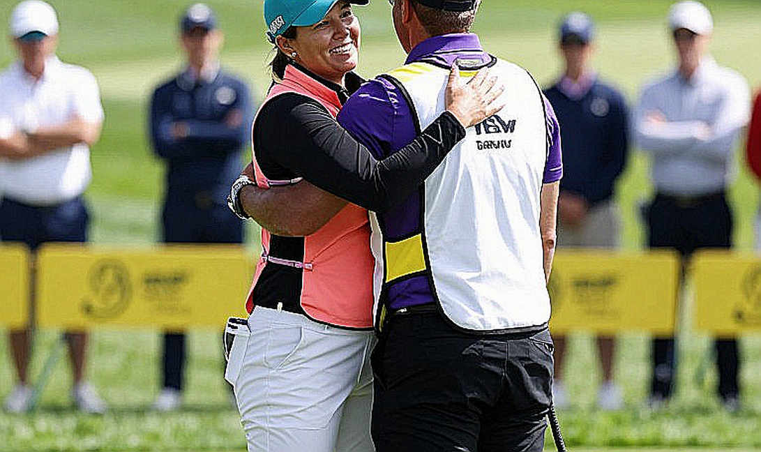 Bàn tay trái của Patrick Reed và hóa đơn chưa thanh toán tại Wentworth Bàn tay trái của Patrick Reed và hóa đơn chưa thanh toán tại Wentworth