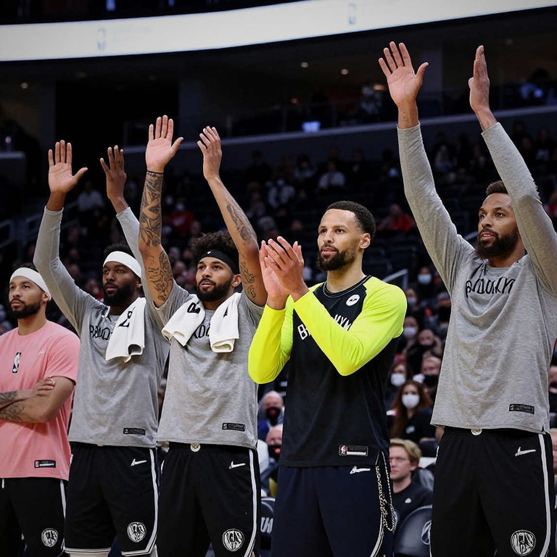 Lakers ký Exhibit 10 với Rafael Castro: Bản hợp đồng không rủi ro và ba vết nứt trong chính bản tin